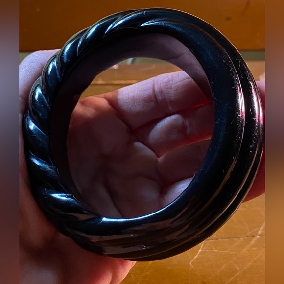 SALE 3/$20 VTG Chunky black lucite carved oval bangle,double sided twist - Picture 9 of 10